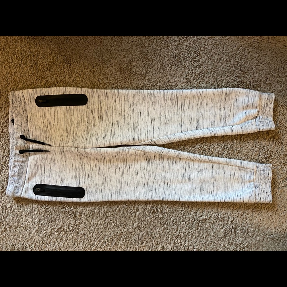 White and black size 7 pants